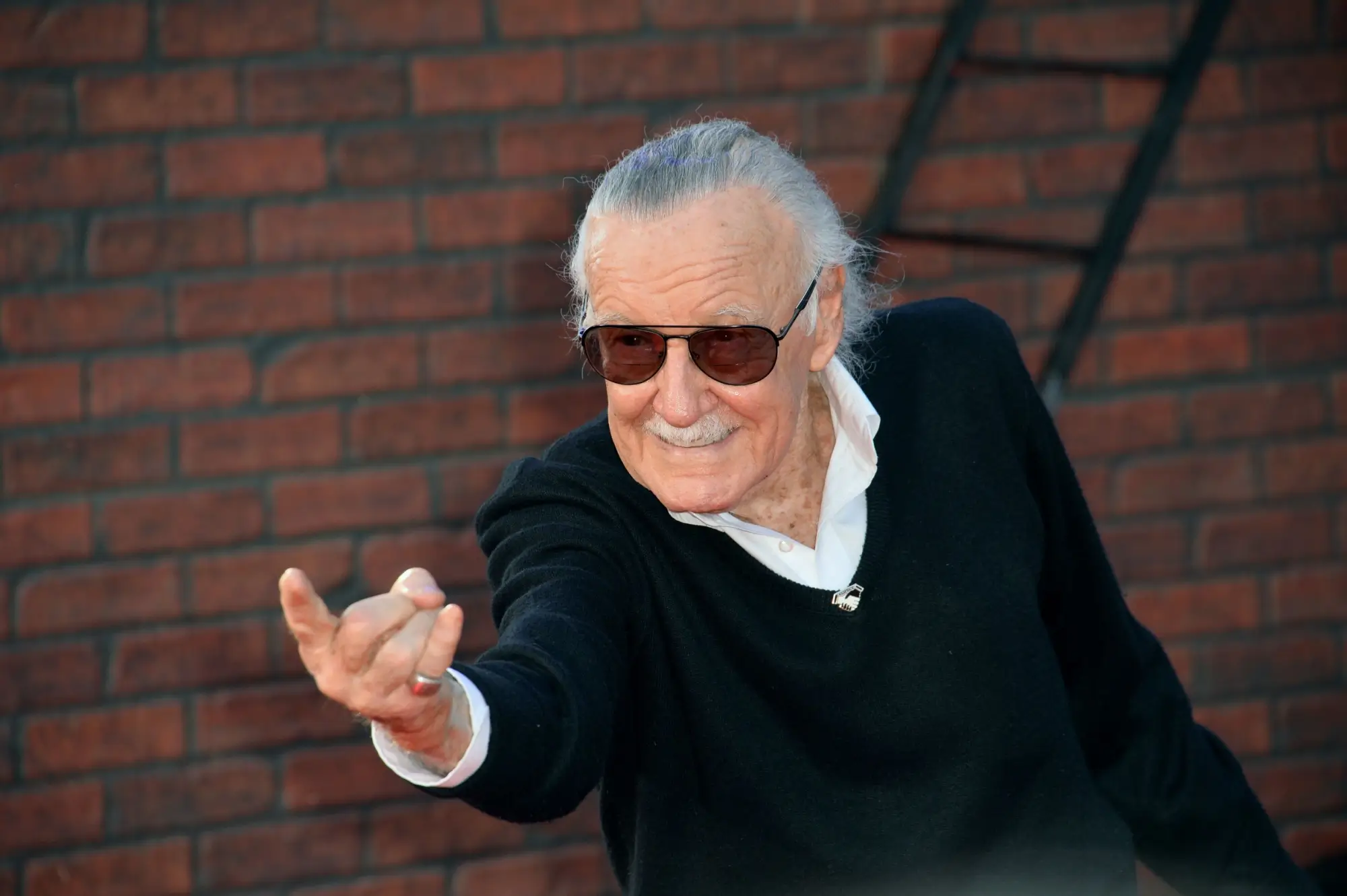 Shutterstock_739638112 | TVGURU.cz legendární komiksový tvůrce Stan Lee dělá gesto směrem k fotografům