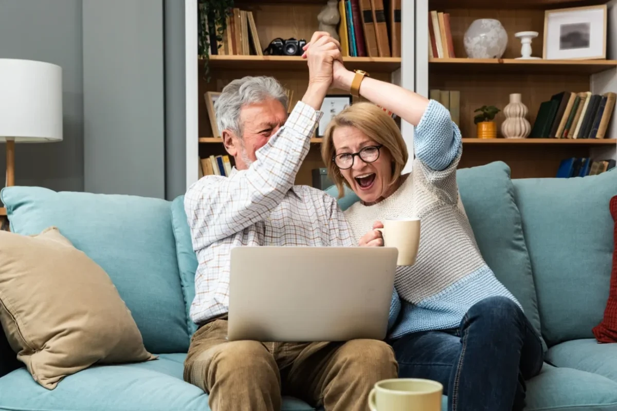 šťastný pár se raduje