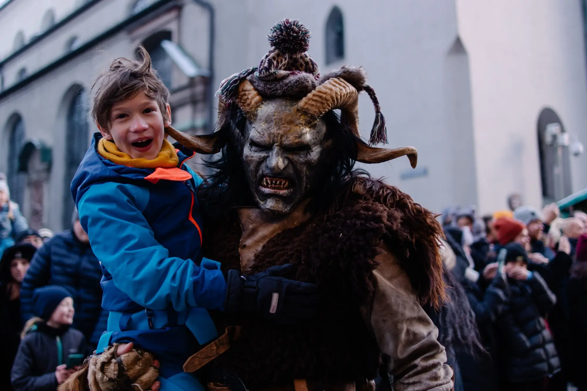 Shutterstock_2258257499 | TVGURU.cz krampus nese dítě v náručí