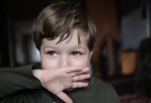 smutné dítě má slzy v očích