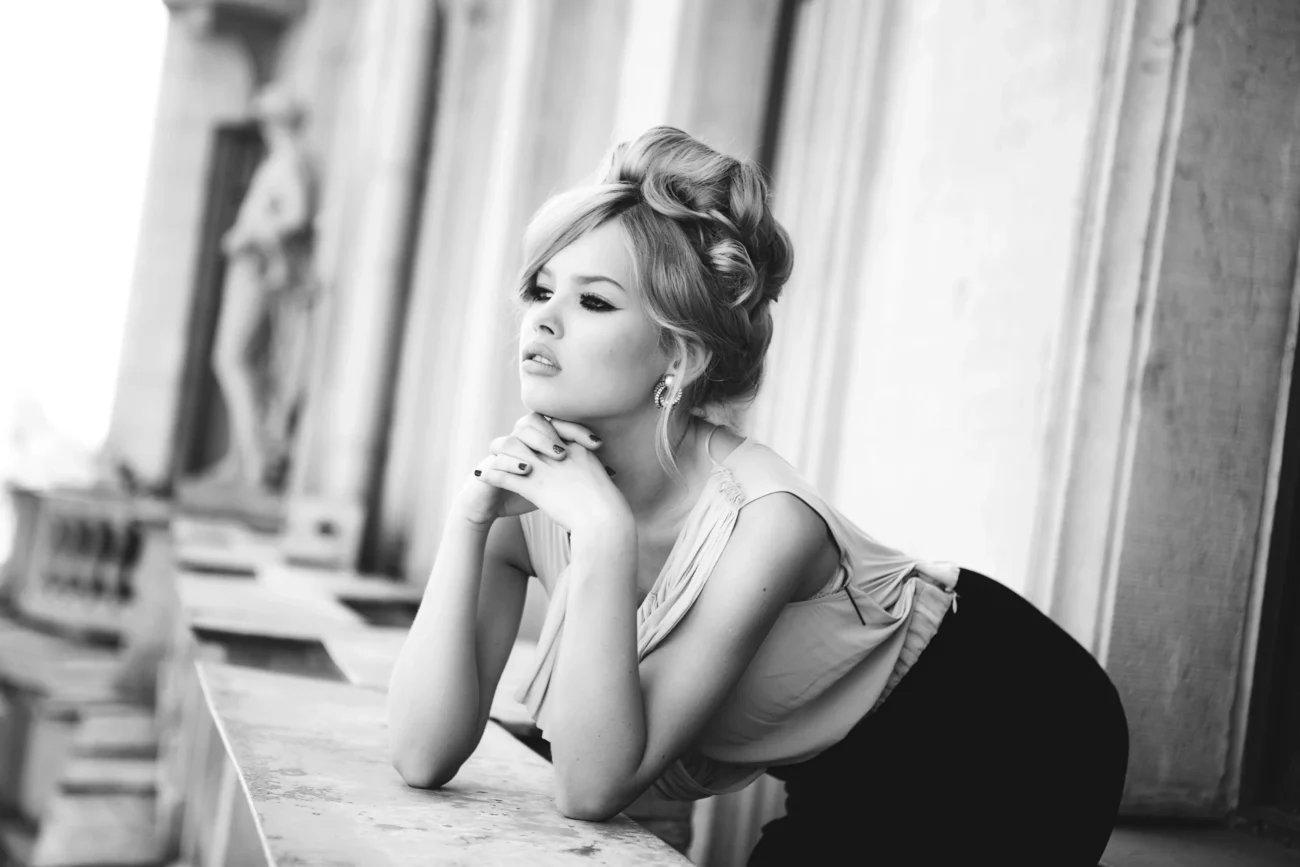 Brigitte Bardot pózuje ns balkoně. 