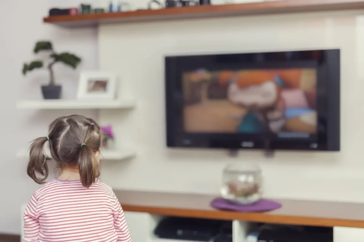 dítě sleduje televizi