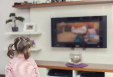 dítě sleduje televizi