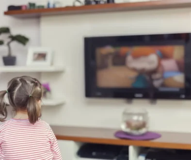 dítě sleduje televizi