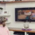 dítě sleduje televizi
