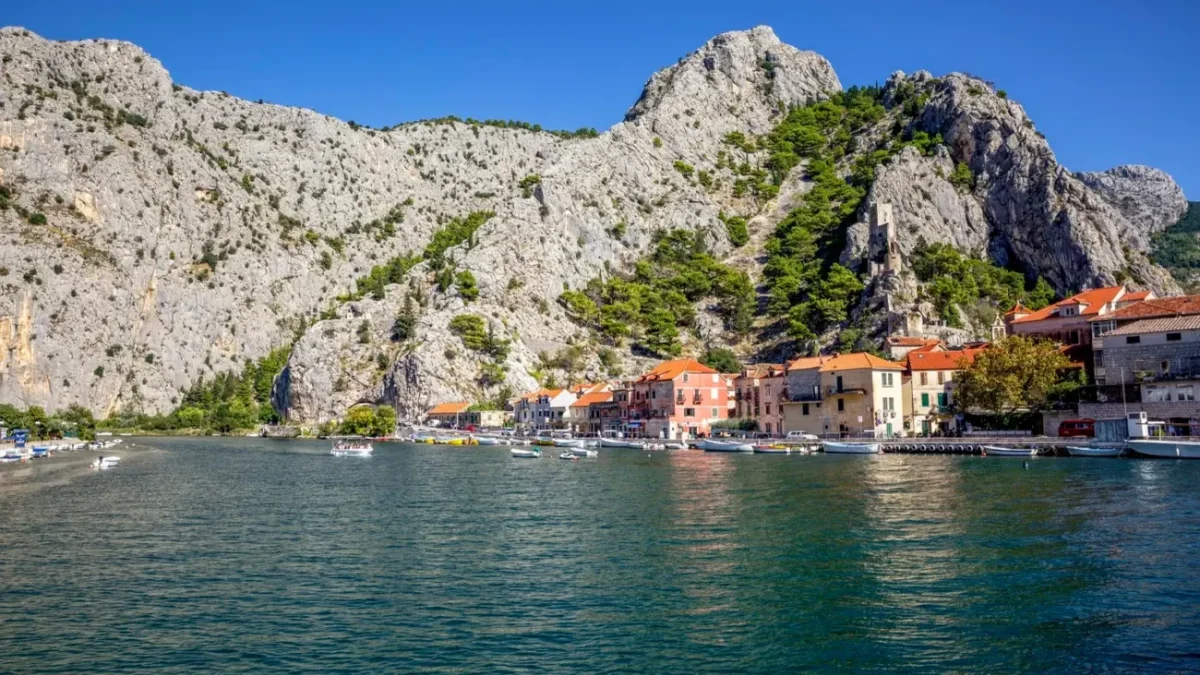 Zátoka pobřežního města Omiš