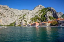 Zátoka pobřežního města Omiš