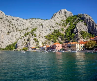 Zátoka pobřežního města Omiš