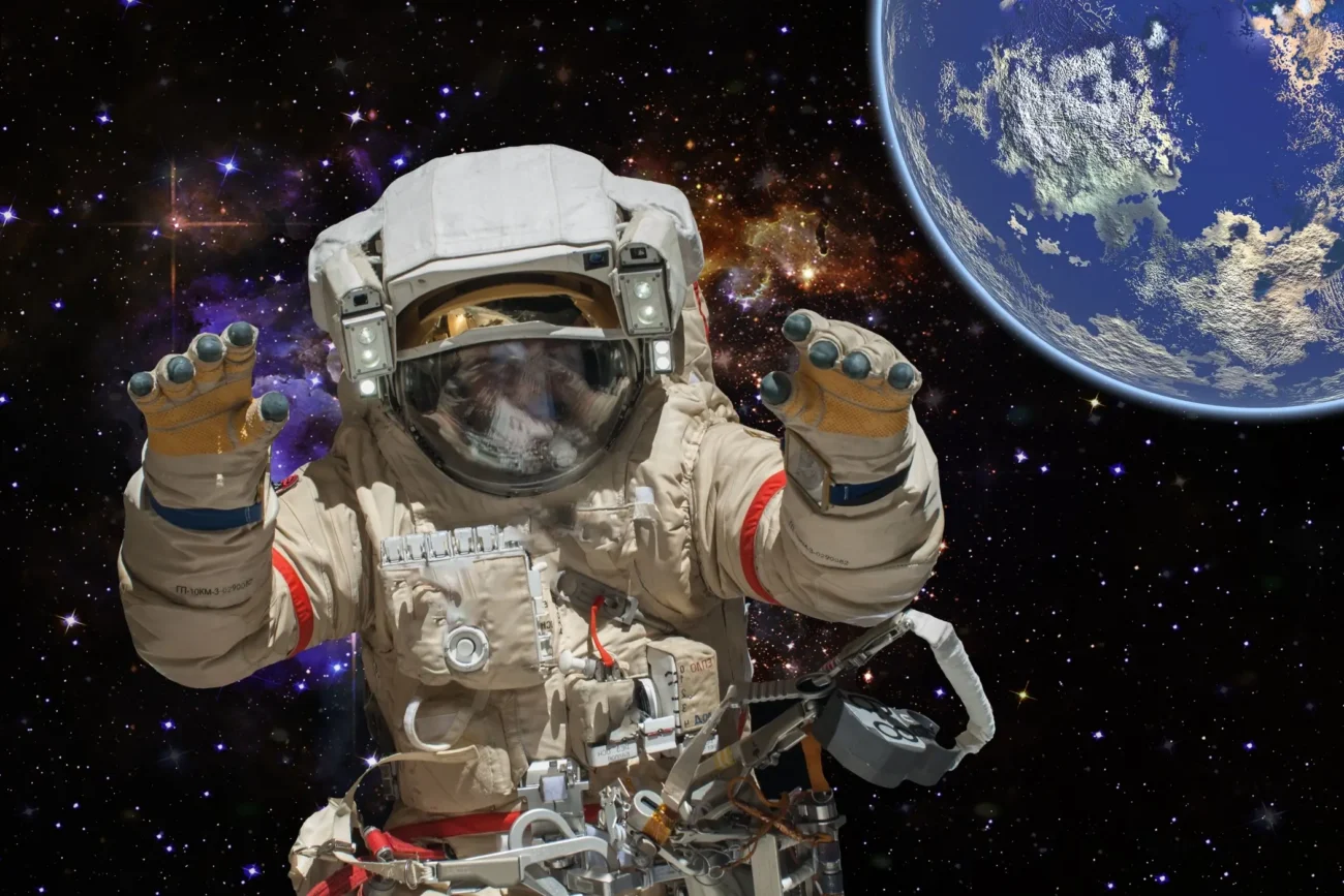 NASA se snažila dohonit práci tehdejšího Sovětského svazu. Zdroj: Shutterstock | TVGURU.cz Obrázek kosmonauta u planety Země.