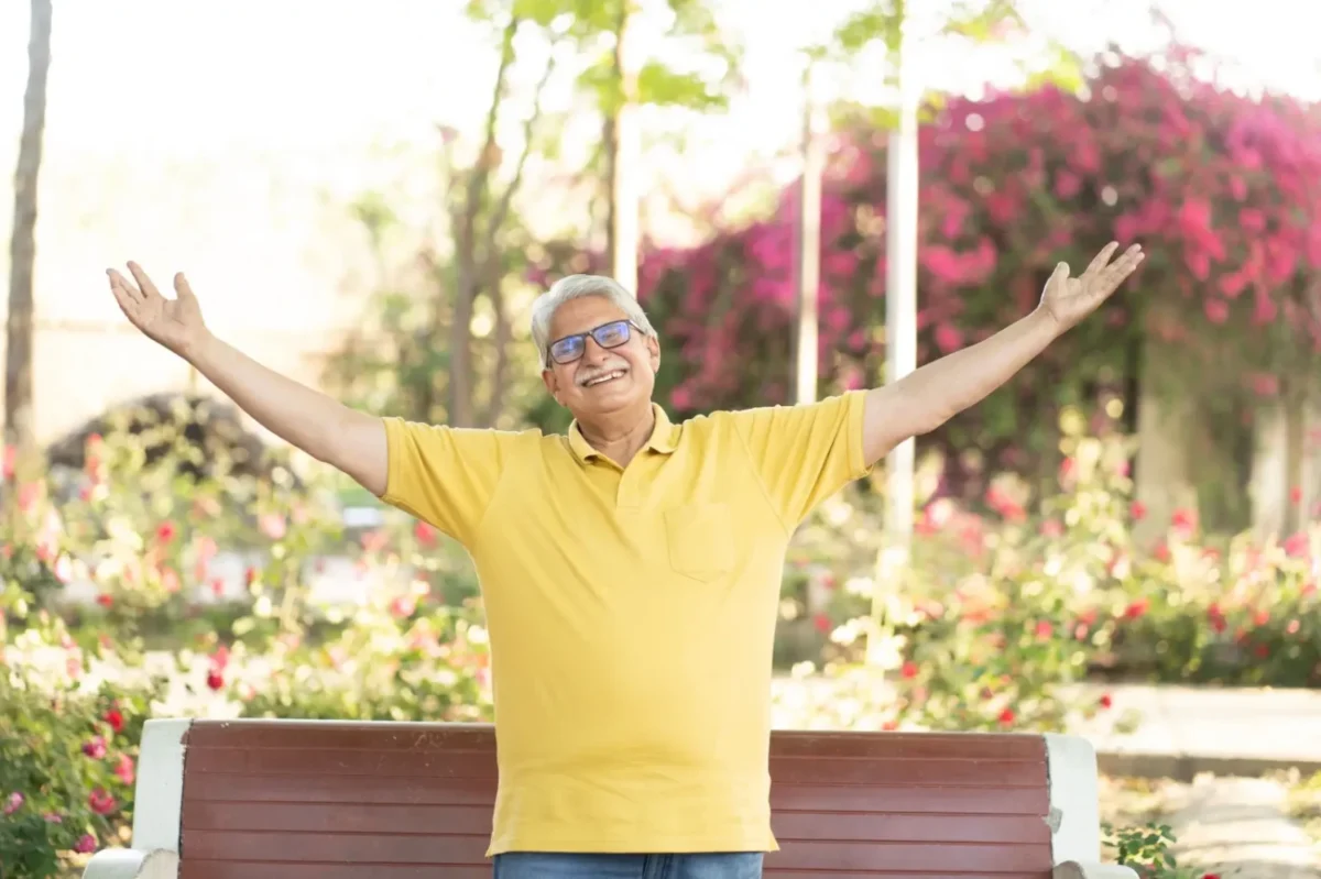 veselý starý muž s rozpřaženýma rukama