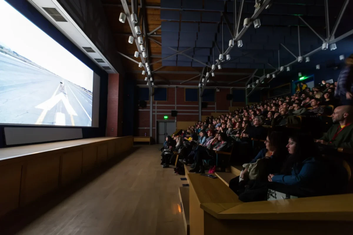 lidé se dívají v kině na kultovní film