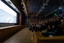 lidé se dívají v kině na kultovní film
