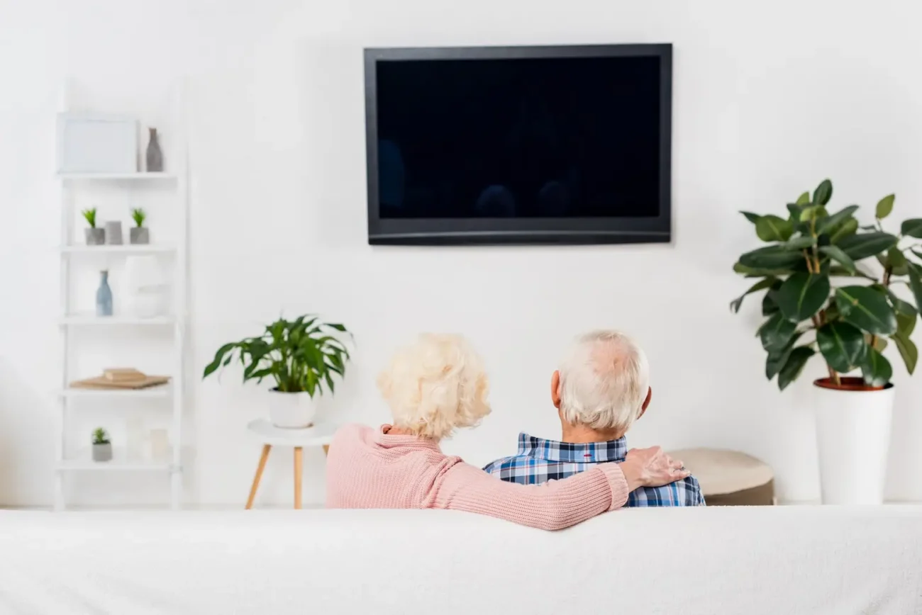 Čeští senioři budou moci na podzim opět sledovat ČT3 Shutterstock | TVGURU.cz senioři u televize