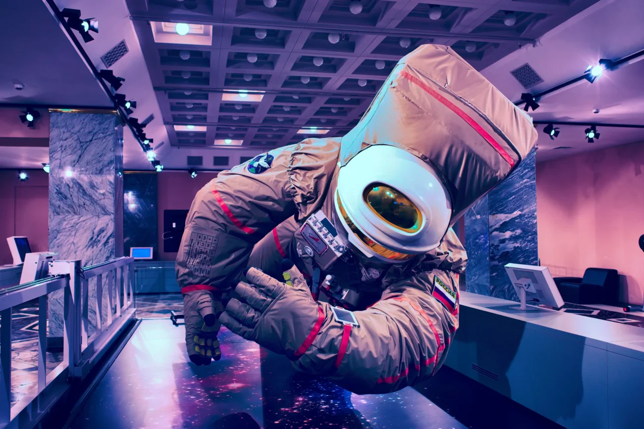 Kosmonaut letící prostorem.