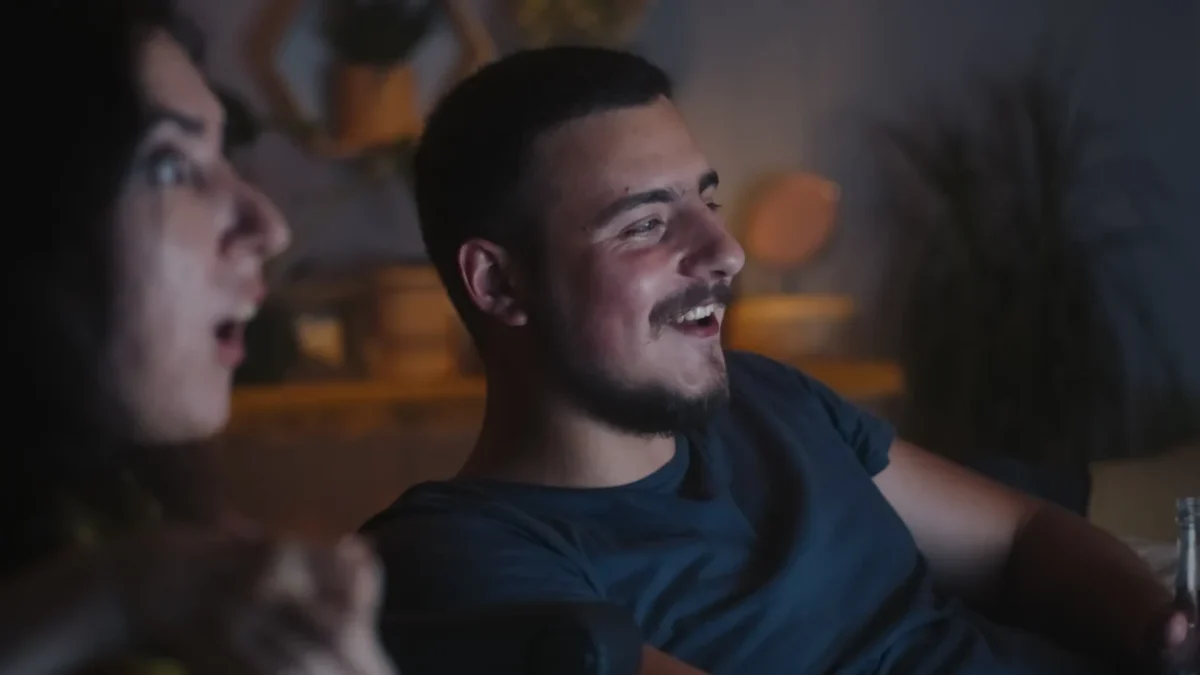 pár sleduje televizi film