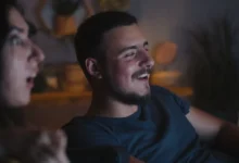 pár sleduje televizi film