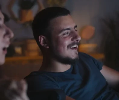 pár sleduje televizi film