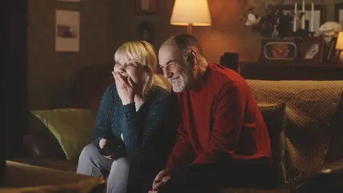 Ilustrativní obrázek seniorů koukajících na komedii