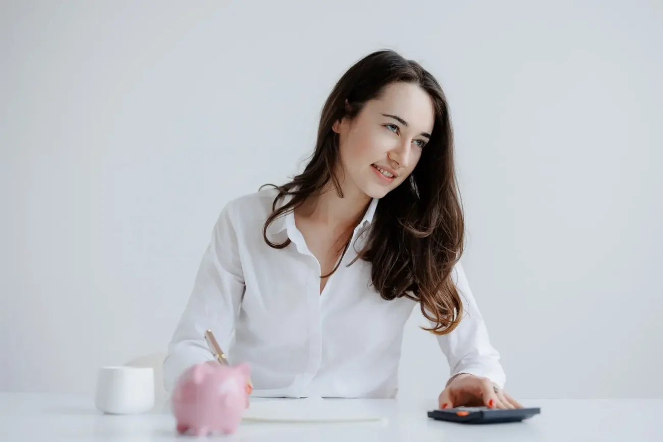 Panny pečlivě zapisují každou přijatou i vydanou korunu Shutterstock | TVGURU.cz žena zapisuje finance