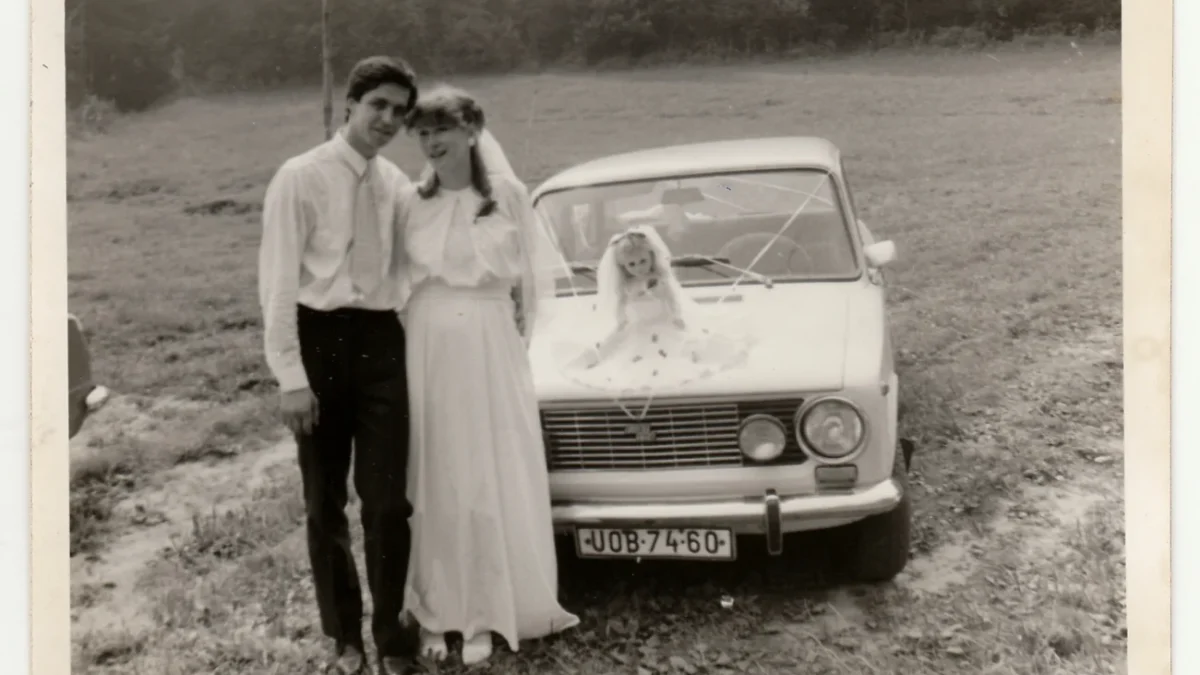 nevěsta a ženich s žigulíkem na louce - čb fotka retro