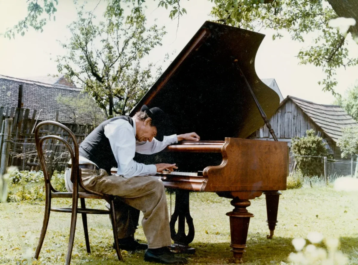 Josef Kemr ve filmu Opera na vinici hraje na klavír