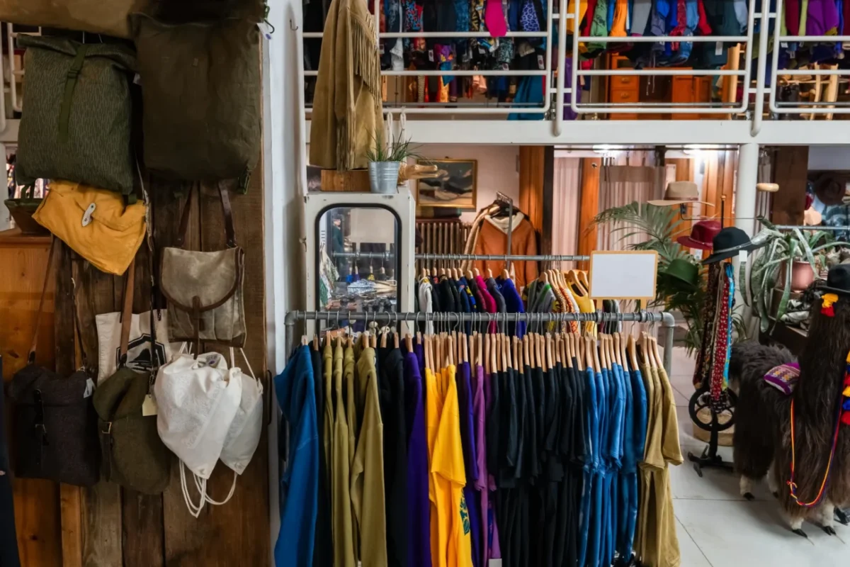 Obchod s retro oblečením.