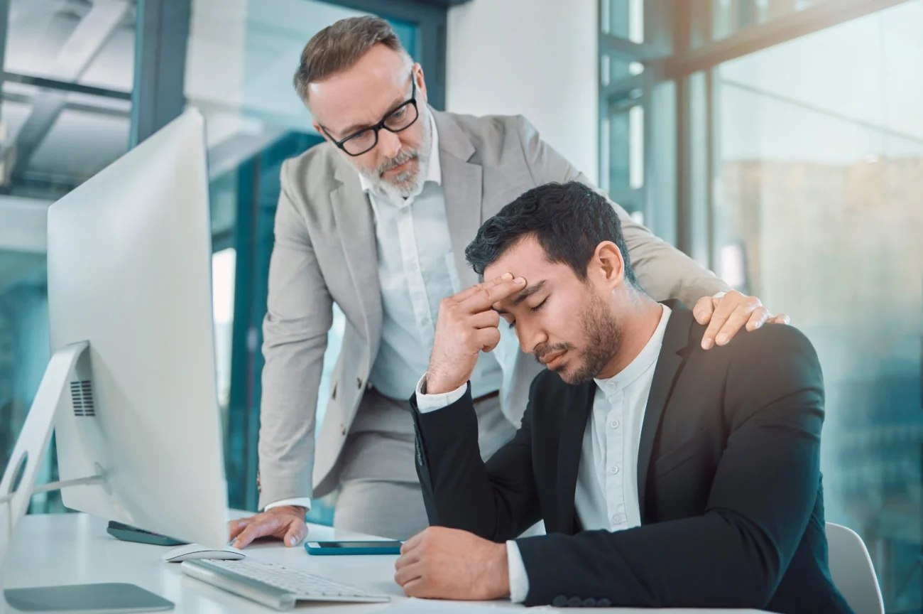 Utěšit tato znamení nebývá snadné. Zdroj: Shutterstock | TVGURU.cz Muž utěšující sedícího muže s hlavou v dlaních.