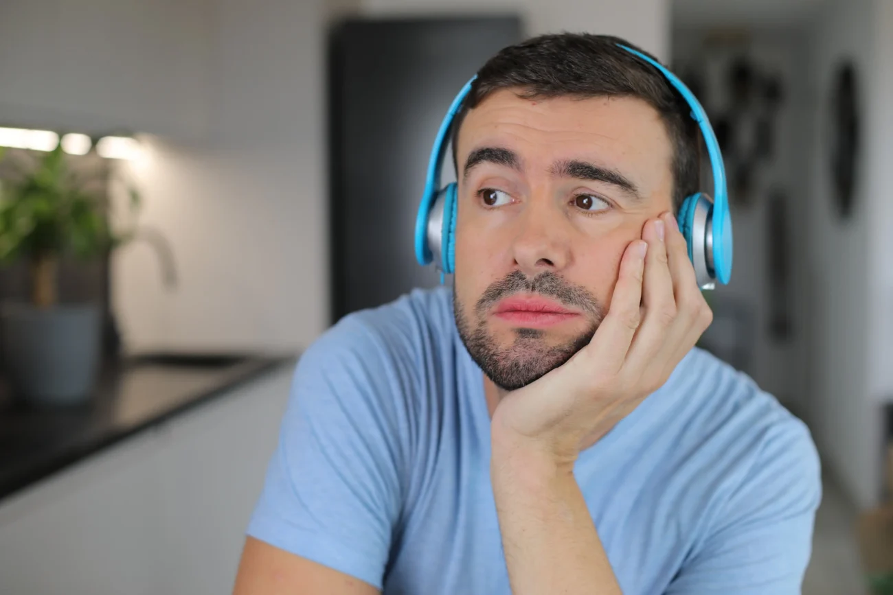 Se svou empatií se musí poprat například Raci. Zdroj: Shutterstock | TVGURU.cz Smutně koukající muž se sluchátky.