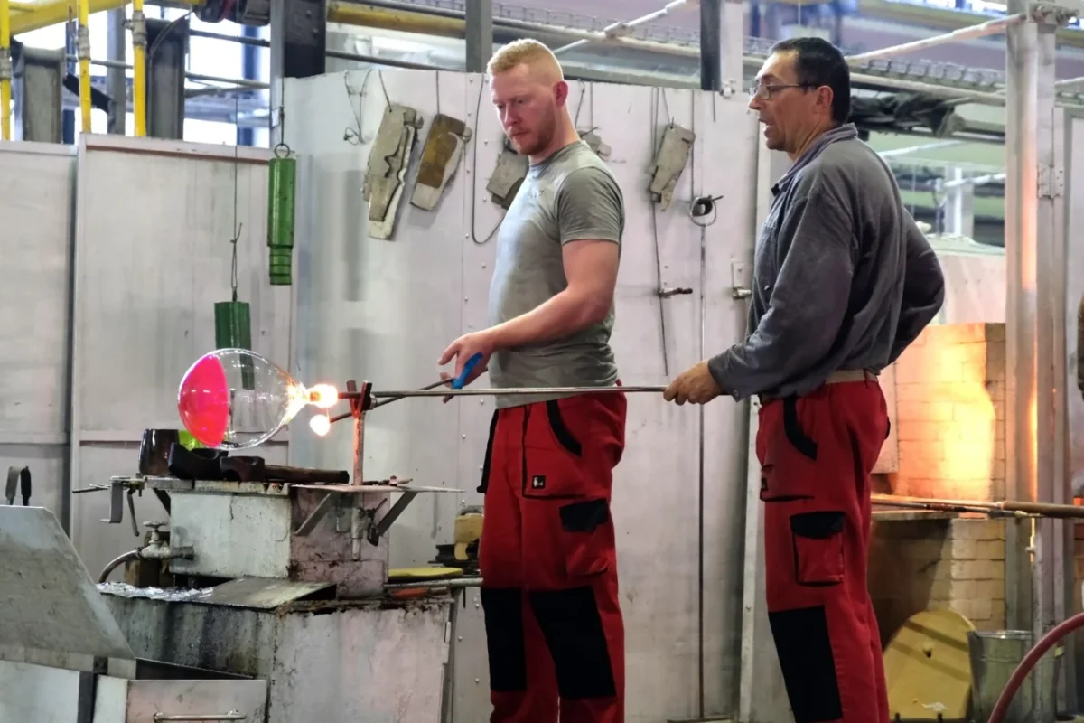 Skláři pracují se sklem.