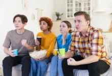 Lidé se zájmem koukají na televizi.