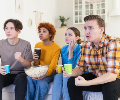 Lidé se zájmem koukají na televizi.