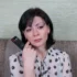 žena sleduje tv