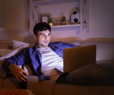 Muž sleduje notebook