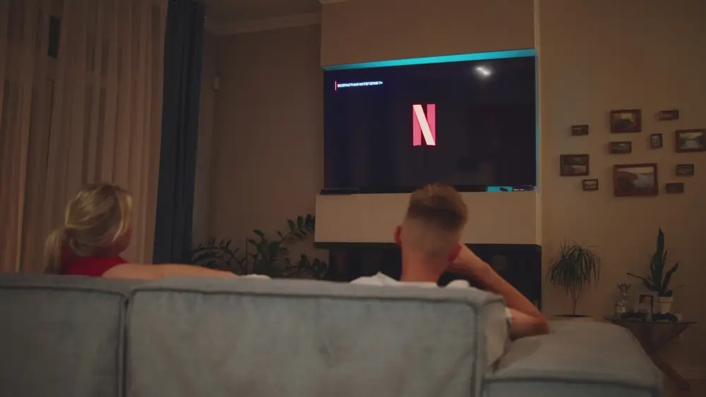 shutterstock_2490513945_769265363726 | TVGURU.cz Mladý pár sleduje Netflix