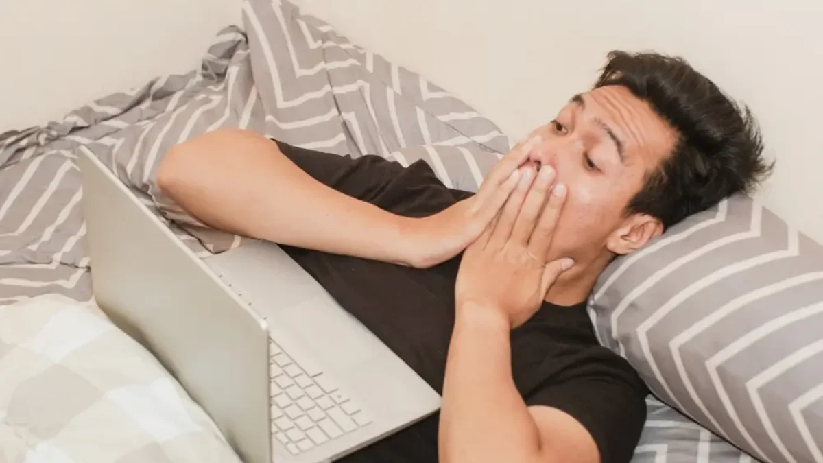 Vyděšený muž sleduje notebook