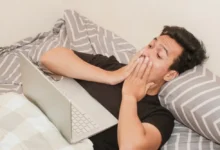 Vyděšený muž sleduje notebook