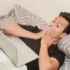 Vyděšený muž sleduje notebook