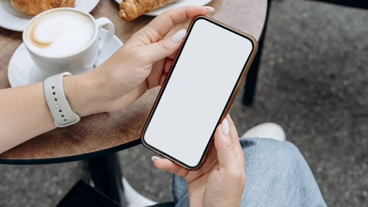 Žena drží telefon