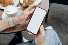 Žena drží telefon