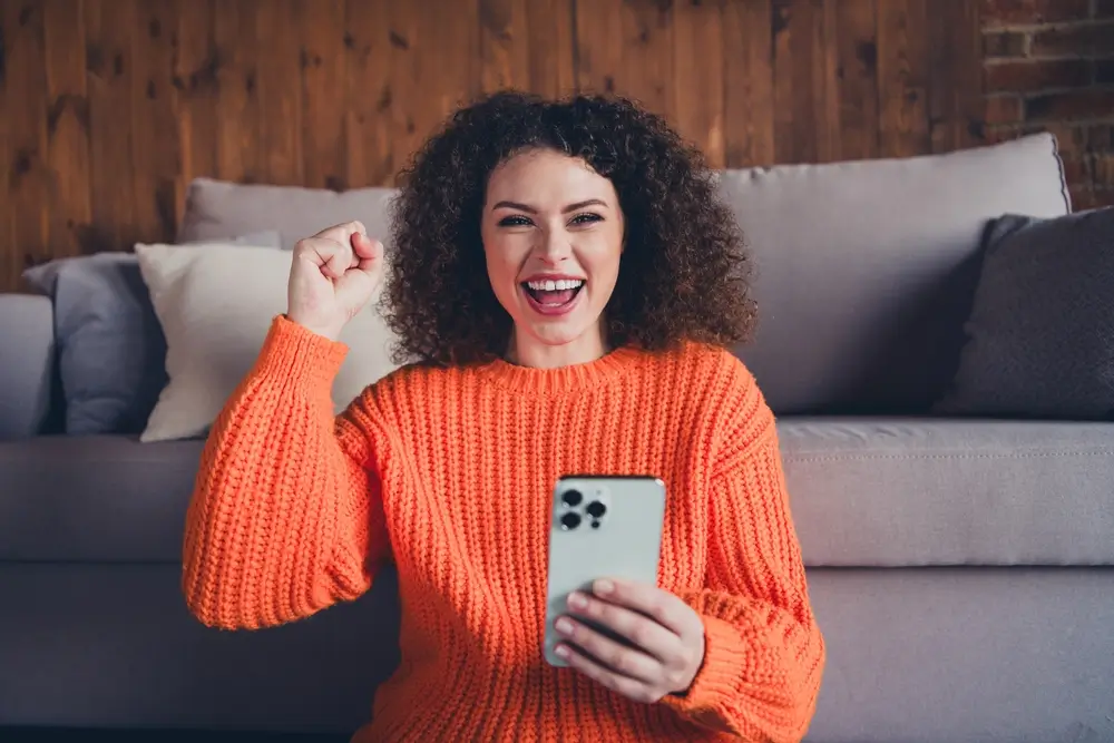 shutterstock_2548652485_769219060149 | TVGURU.cz Šťastná žena