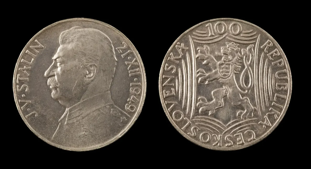 Častým dárkem k narození dítěte byly za socialismu pamětní mince Shutterstock | TVGURU.cz pamětní mince