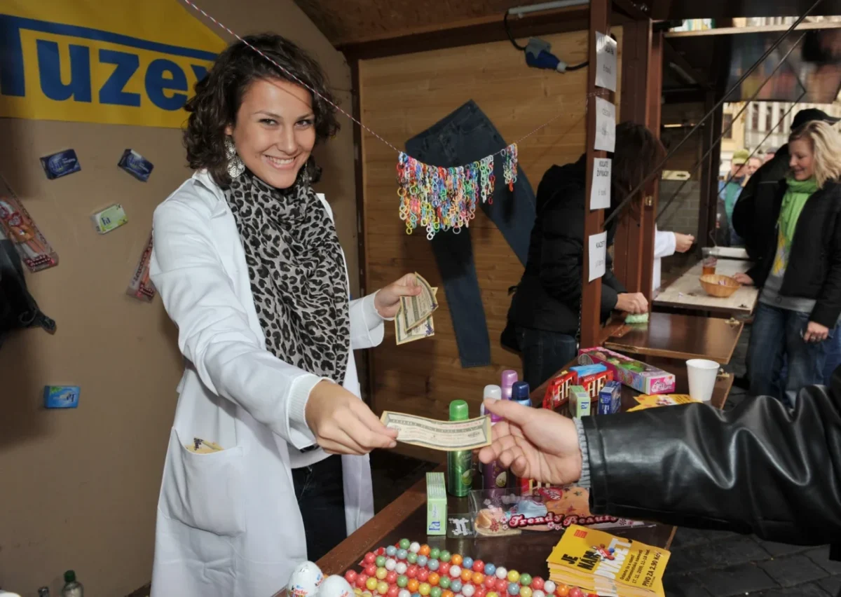 žena za pultem na tržišti prodává retro předměty