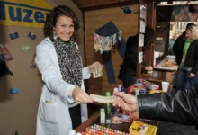 žena za pultem na tržišti prodává retro předměty