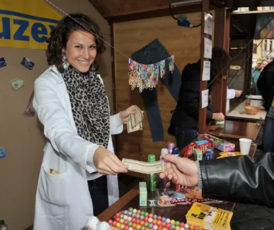 žena za pultem na tržišti prodává retro předměty
