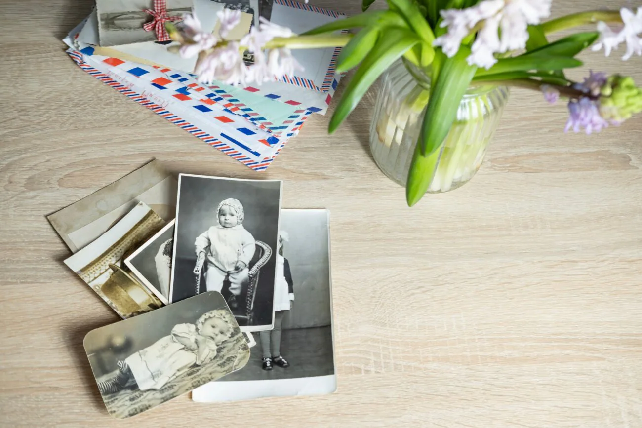 Fotografie byly pořizovány různými stroji. Zdroj: Shutterstock | TVGURU.cz Staré fotografie vedle československé obálky.
