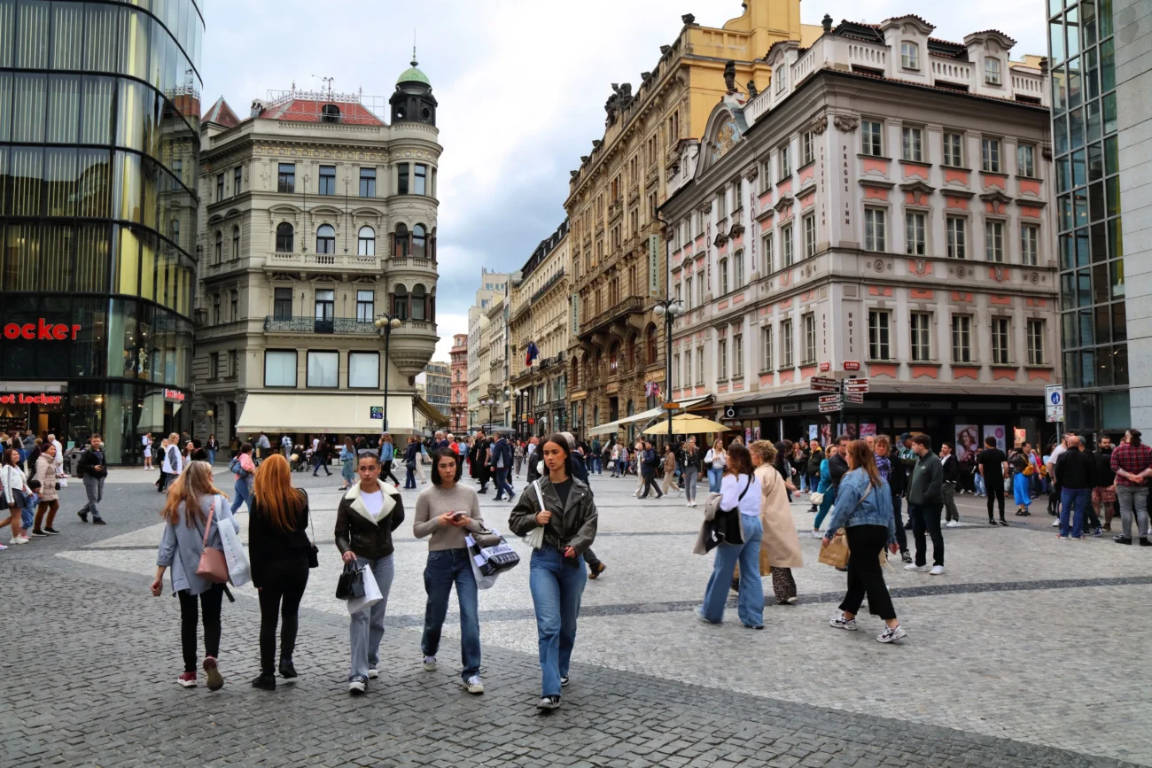 Dokážete v kvízu přelstit rodilé Pražáky? Zdroj: Shutterstock | TVGURU.cz Turisté procházející se po Praze.