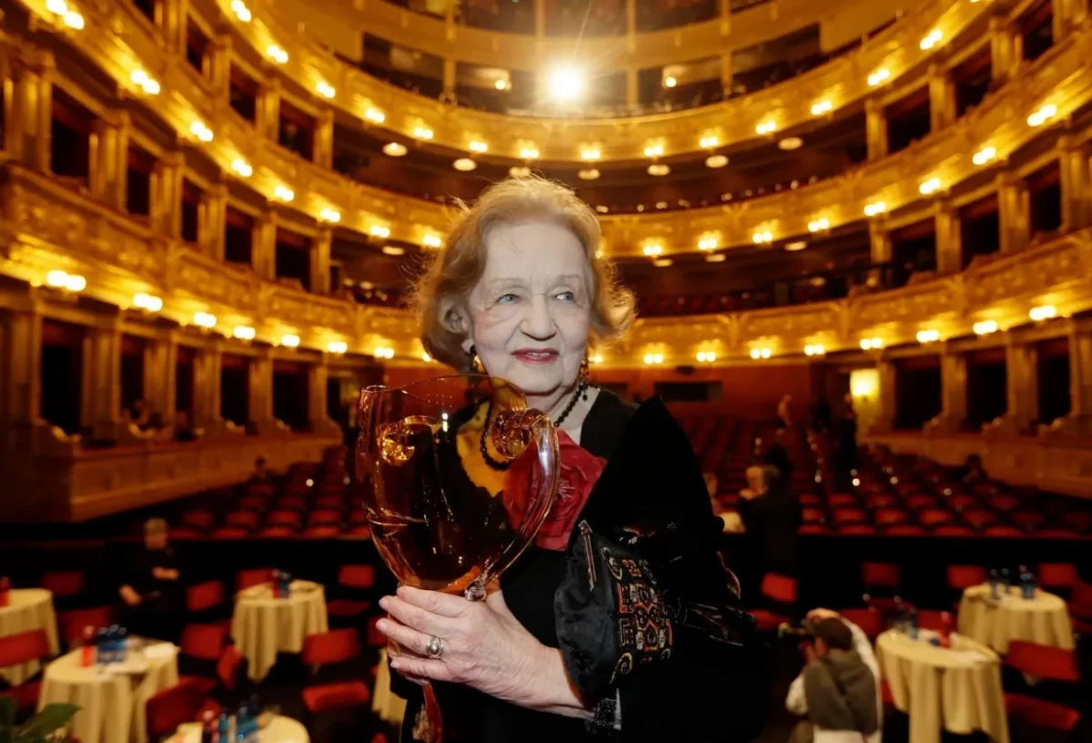 česká herečka Blanka Bohdanová v divadle drží kytici