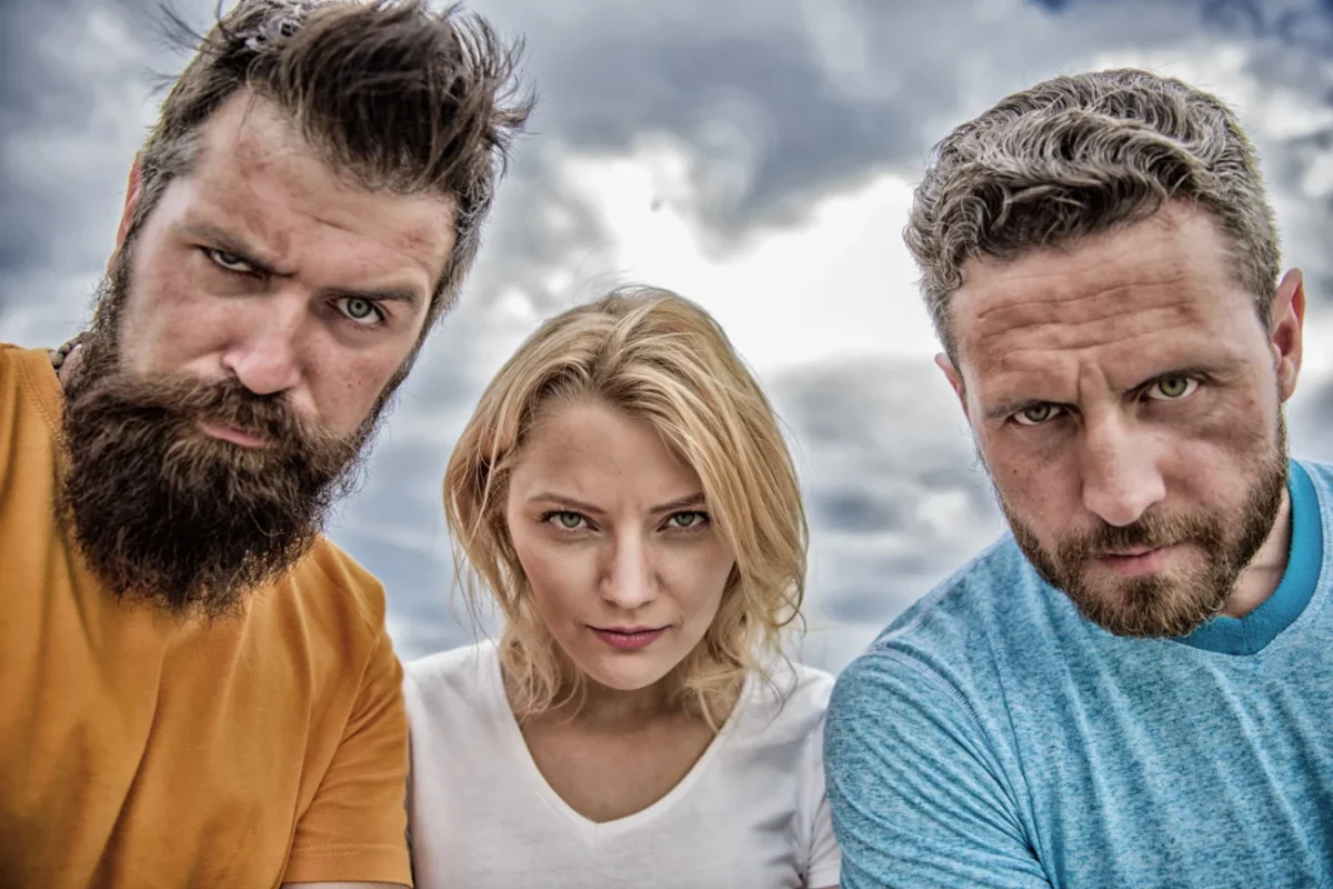 Udivení lidé koukají před sebe.