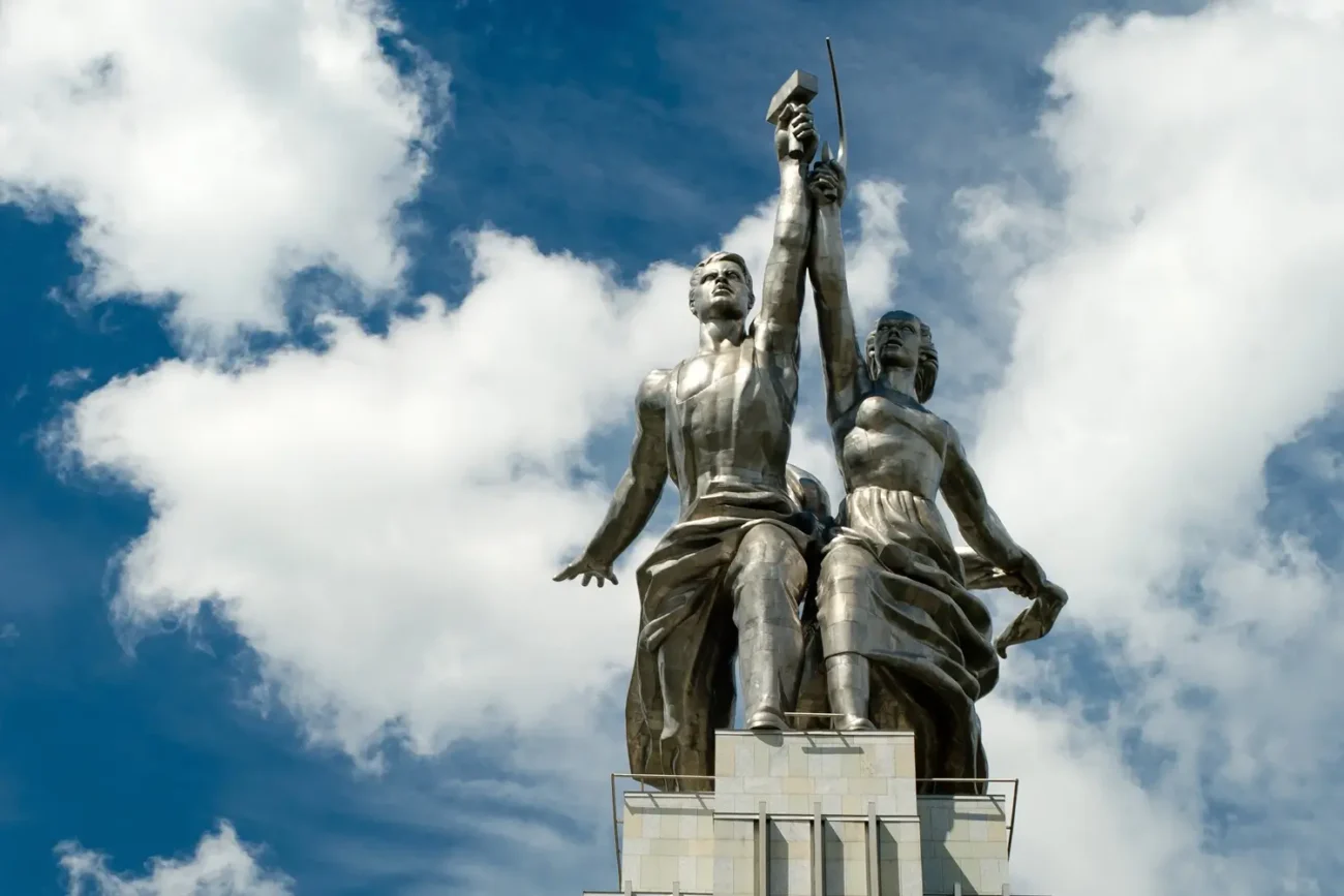 Socialistický realismus k nám přišel ze Sovětského svazu Shutterstock | TVGURU.cz socialistický realismus, sousoší