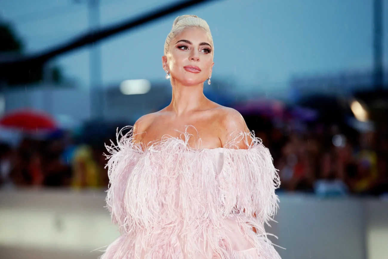 shutterstock_1196414668-2 | TVGURU.cz Lady Gaga v růžových šatech.